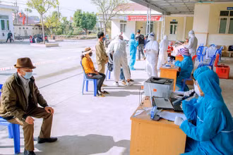 Lấy mẫu xét nghiệm cho người dân thị xã Đông Triều.