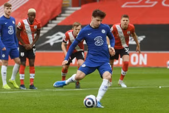 M. Mount (áo xanh) sút phạt 11m gỡ hòa 1-1 cho Chelsea.
