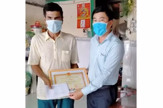 Ông Nguyễn Văn Long nhận giấy khen của UBND TP Cao Lãnh.