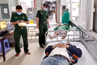 Hai nạn nhân được đưa tới Bệnh viện đa khoa tỉnh Bình Thuận để chăm sóc y tế và theo dõi sức khỏe.