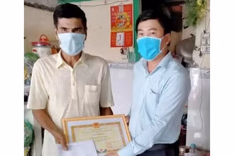 Ông Nguyễn Văn Long nhận giấy khen của UBND TP Cao Lãnh.