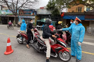 Chốt kiểm soát dịch Covid-19 từ quốc lộ 5 vào TX Kinh Môn.