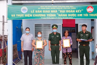 Đại diện lãnh đạo BĐBP tỉnh và Ủy ban MTTQ Việt Nam tỉnh Sóc Trăng trao Quyết định tặng nhà Đại đoàn kết cho người nghèo ở ấp Nhà Thờ, xã Trung Bình, huyện Trần Đề.