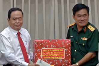 Đồng chí Trần Thanh Mẫn tặng quà cho LLVT Quân khu 9
