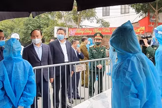 Thường trực Thành ủy Hà Nội kiểm tra công tác phòng, chống Covid-19 tại thôn Bạch Trữ, xã  Tiến Thắng, huyện Mê Linh sáng 2-2