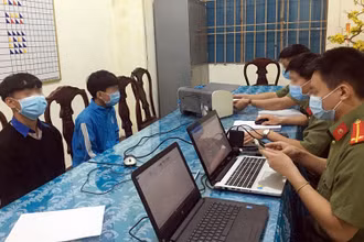 Cơ quan chức năng làm việc với những học sinh liên quan vụ việc.
