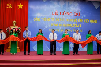 Cắt băng khai trương Cổng thông tin điện tử Đảng bộ tỉnh Kiên Giang.