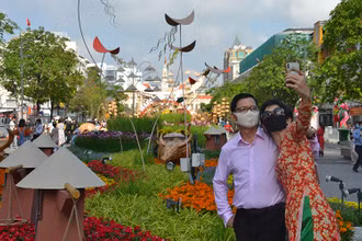 Người dân đeo khẩu trang suốt thời gian tham quan tại Đường hoa.