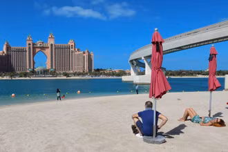 Dubai đã phải áp dụng một số biện pháp hạn chế với du khách do số ca Covid-19 tăng kỷ lục (Ảnh: CNN)