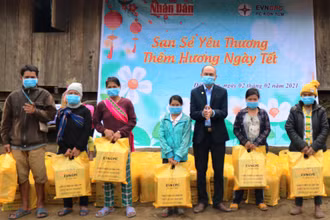 Đồng bào dân tộc thiểu số nghèo trên địa bàn xã Đăk Ring, huyện Kon Plong vui mừng nhận quà Tết Nguyên đán Tân Sửu 2021 nhưng vẫn không quên đeo khẩu trang phòng, chống dịch Covid-19.