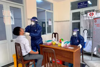 Nhân viên Trung tâm Kiểm soát bệnh tật Đồng Nai lấy mẫu xét nghiệm cho công chức, sáng 18-2.