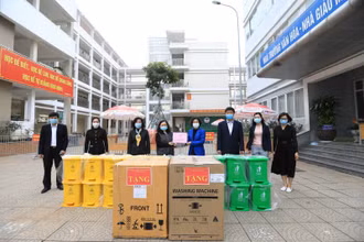 Ngành giáo dục Hà Nội thăm, tặng quà cho học sinh, thày trò tại điểm cách ly tập trung Trường tiểu học Xuân Phương (Ảnh: TTXVN)