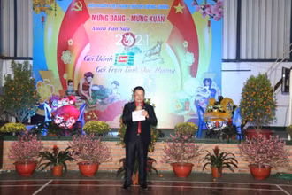Ông Lê Văn Mùi, Chủ tịch Hội người Việt Nam Thủ đô Vientiane cho biết, những phần quà bánh chưng sẽ giúp những kiều bào nghèo thêm phần ấm cúng trong những ngày Tết tại Lào.