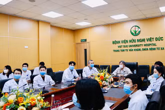 Các chuyên gia đầu ngành BV Việt Đức hội chẩn cho ca phẫu thuật.