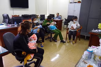 Cơ quan Công an đã kịp thời ngăn chặn, giải cứu bốn trẻ sơ sinh đang được các đối tượng tìm cách đưa sang Trung Quốc để bán. (Ảnh: LÊ TÚ)