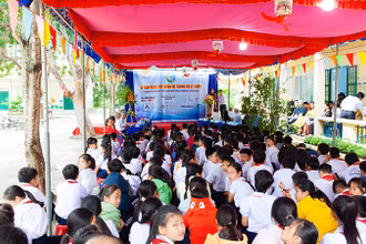 Bàn giao thiết bị xử lý nước của TS Trần Văn Huy và cộng sự cho điểm trường ở Khánh Hòa.