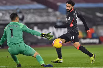 M. Salah (áo sẫm) lập cú đúp cho Liverpool.