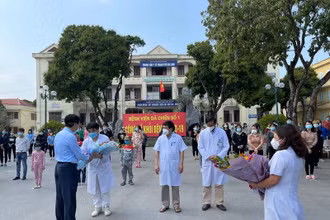 Bí thư Tỉnh ủy Hải Dương Phạm Xuân Thăng tặng hoa chúc mừng các bác sĩ tại Bệnh viện dã chiến số 1.