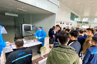 Toàn bộ cán bộ, nhân viên Cảng hàng không quốc tế Vinh được lấy mẫu xét nghiệm Covid-19 và tất cả đều âm tính. (Ảnh: THU HUYỀN)