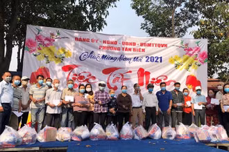 Trao quà Tết cho gia đình chính sách ở TP Biên Hòa, Đồng Nai (Ảnh: Thiên Vương).
