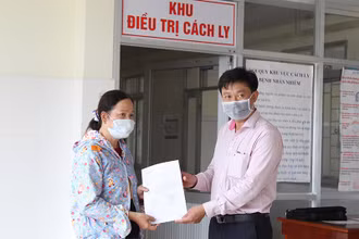 Mẹ của BN 1440 nhận thay giấy chứng nhận hoàn thành cách ly của BN 1440 vào chiều 8-2. 