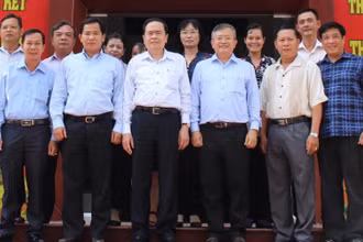Đồng chí Trần Thanh Mẫn (giữa) cùng với các cán bộ Ủy ban MTTQ Việt Nam TP Cần Thơ.