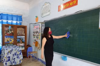 Giáo viên Trường Tiểu học Ngô Quyền, TP Kon Tum dọn vệ sinh trường lớp, sẵn sàng đón học sinh đến trường.