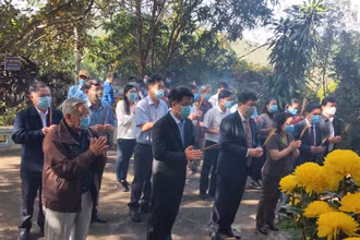 Đông đảo cán bộ nhân dân trong tỉnh tham gia Lễ dâng hương tưởng niệm.