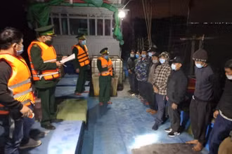 Biên phòng Sầm Sơn tiếp cận quản lý phương tiện cùng lao động từ vùng dịch trở về địa phương.