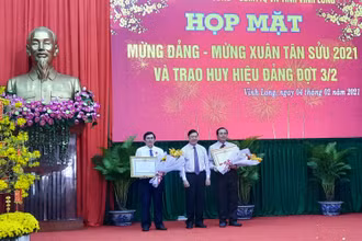 Bí thư Tỉnh ủy Vĩnh Long Trần Văn Rón thừa ủy quyền của Chủ tịch nước trao Huân chương Lao động hạng Nhì cho hai đồng chí ở Vĩnh Long.