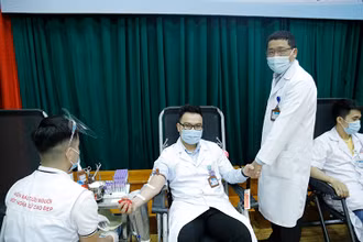 PGS, TS Lê Văn Quảng, Giám đốc Bệnh viện K đã động viên tinh thần, vận động các cán bộ tham gia hiến máu.