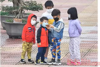 Trẻ em trong khu cách ly ở Hà Nội dịp tháng 3 năm 2020 (Ảnh minh họa: Thủy Nguyên).