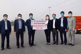 Đồng chí Trần Thị Bích Hằng, phó Chủ tịch UBND tỉnh Thái Bình (thứ tư từ phải sang) trao biểu trưng hỗ trợ vật tư y tế trị giá một tỷ đồng cho lãnh đạo tỉnh Hải Dương.