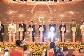Các đại biểu nhấn nút khai trương Hệ thống cơ sở dữ liệu quốc gia về dân cư và Hệ thống sản xuất, cấp, quản lý căn cước công dân. (Ảnh: Trần Hải)