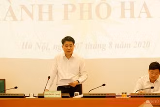 Chủ tịch UBND thành phố Hà Nội Nguyễn Đức Chung báo cáo tại cuộc họp trực tuyến (ẢNH: MINH NGỌC)