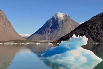 Tảng băng nhỏ còn sót lại trong vịnh băng hẹp trong hẻm núi ở Southern Greenland. Ảnh: Getty Images.