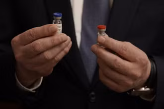 Một liều vaccine Sputnik V ngừa Covid-19 gồm hai mũi tiêm. (Ảnh: Bộ Y tế Nga)