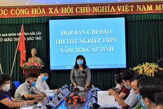 Phó Chủ tịch UBND tỉnh Đắk Lắk H’Yim Kđoh, Trưởng Ban Chỉ đạo kỳ thi tốt nghiệp THPT tỉnh Đắk Lắk năm 2020 phát biểu chỉ đạo tại cuộc họp.