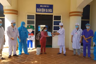 Trao Giấy ra viện cho bệnh nhân 787.