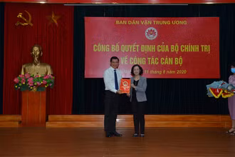 Đồng chí Trương Thị Mai trao quyết định của Bộ Chính trị cho đồng chí Nguyễn Hồng Lĩnh.