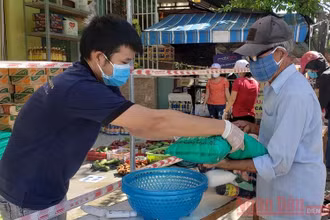 Mỗi ngày quầy hàng sẽ hỗ trợ hơn 100 người.