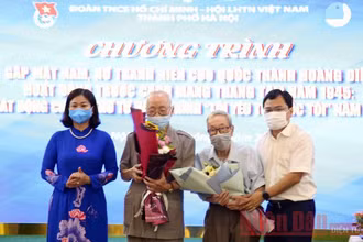 Bí thư Thường trực Trung ương Đoàn, Chủ tịch Ủy ban Trung ương Hội Liên hiệp thanh niên Việt Nam Nguyễn Anh Tuấn và Ủy viên Ban Thường vụ, Trưởng ban Dân vận Thành ủy Hà Nội Nguyễn Thị Tuyến tặng hoa đại diện Ban liên lạc Đoàn Thanh niên cứu quốc thành Hoàng Diệu. (Ảnh: Nguyệt Ánh)