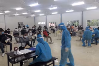 Nhân viên y tế lấy thông tin cá nhân công dân trở về từ Hàn Quốc.