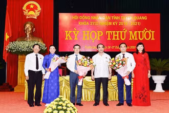 Đồng chí Chẩu Văn Lâm, Ủy viên T.Ư Đảng, Bí thư Tỉnh ủy Tuyên Quang (đứng thứ 3 từ trái sang) và lãnh đạo HĐND tỉnh tặng hoa chúc mừng các đồng chí được bầu giữ chức vụ Chủ tịch UBND tỉnh và Phó Chủ tịch UBND tỉnh nhiệm kỳ 2016-2021