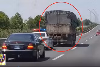 Lực lượng CSGT thuộc Cục CSGT đã tiến hành lập biên bản xử lý đối với một lái xe tải với hành vi không nhường đường cho đoàn xe ưu tiên trên cao tốc Pháp Vân - Cầu Giẽ, ngày 21-6-2020. (Ảnh: Cục CSGT). 