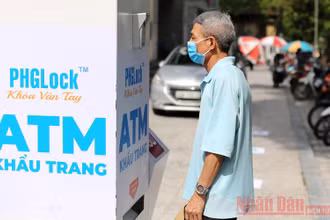 Người dân Hà Nội nhận khẩu trang y tế miễn phí từ "cây ATM khẩu trang".