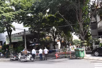 Lực lượng chức năng phong toả khu vực có sáu ca nhiễm tại phường Mỹ An, quận Ngũ Hành Sơn, thành phố Đà Nẵng.