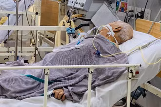 Bệnh nhân nam đang điều trị tại BV Bạch Mai. 