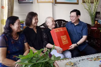 Đồng chí Vương Đình Huệ, Ủy viên Bộ Chính trị, Bí thư Thành ủy Hà Nội thăm hỏi, tặng quà bà Doãn Thị Ngọc Trâm (mẹ liệt sĩ Đặng Thùy Trâm).
