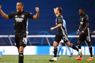 Các cầu thủ Lyon (áo sẫm) thắng thuyết phục Man City 3-1.